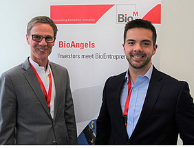 Dr. Baylis (li) und Dr. Regenbogen vom Team CoMotion präsentierten beim BioAngels Pitch Day von BioM.