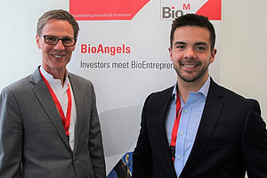 Dr. Baylis (li) und Dr. Regenbogen vom Team CoMotion präsentierten beim BioAngels Pitch Day von BioM.