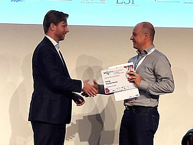 Pavel Nevický von Mindpax.me nimmt den Jury-Award der Kategorie "Rising startup" entgegen. 
